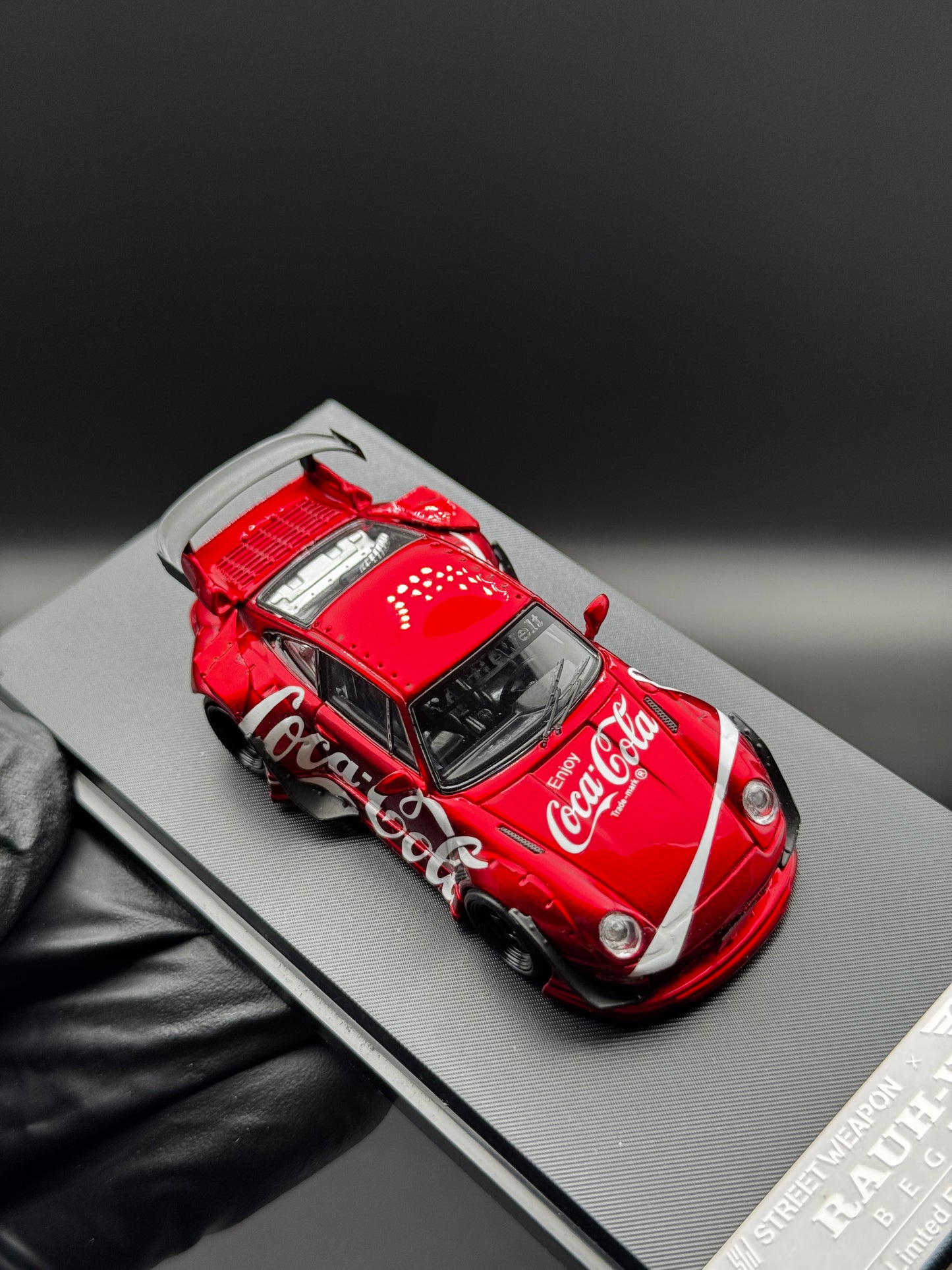 Porsche 993 RWB – Coca-Cola Livery | Rouge Candy | 1:64