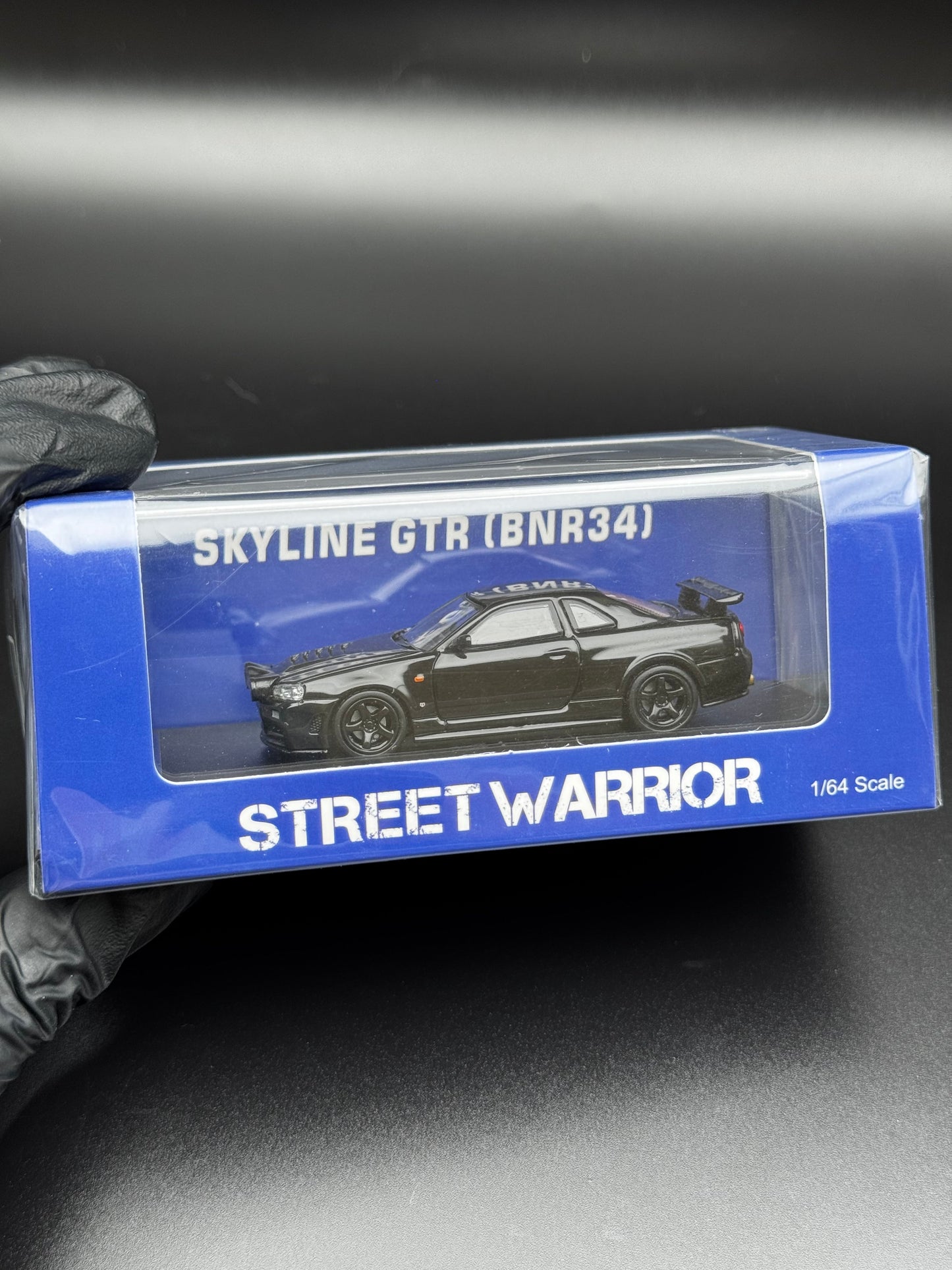 Nissan Skyline GT-R BNR34 Noir – Street Warrior 1/64 SVRdiecast