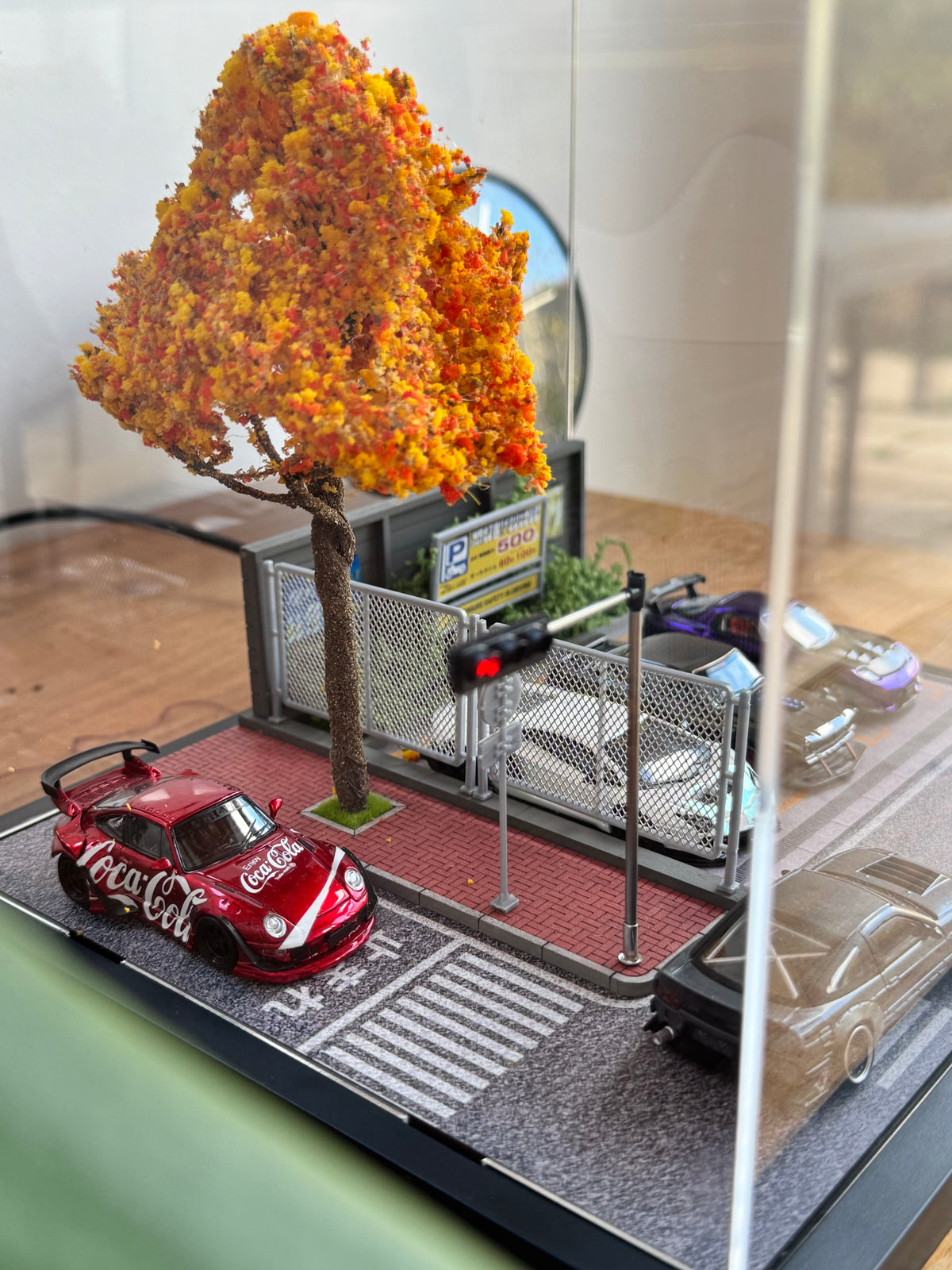 Diorama parking japonais d'automne 1:64 sous vitrine acrylique, feux LED