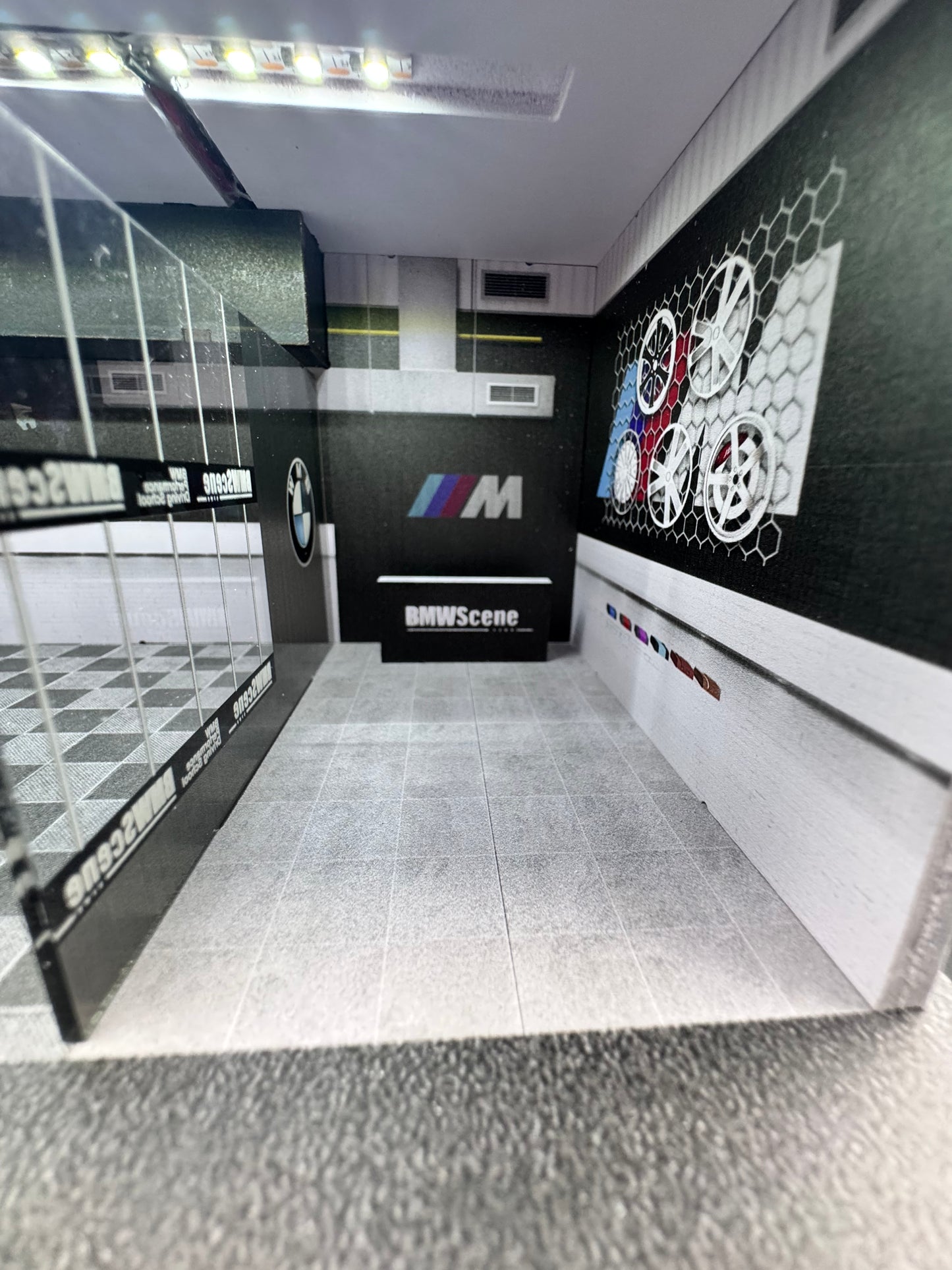 Diorama Concession BMW — 1:64