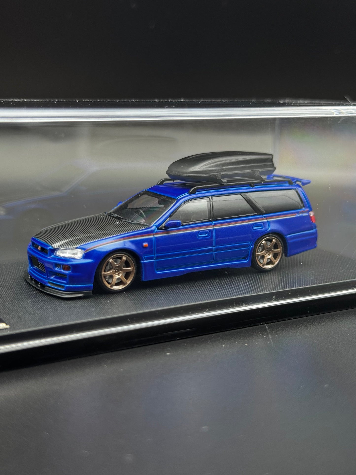 Nissan Stagea GT-R R34 Bleu / Capot Carbone / Bande Rouge – Street Weapon 1/64 | 195/499 SVRdiecast