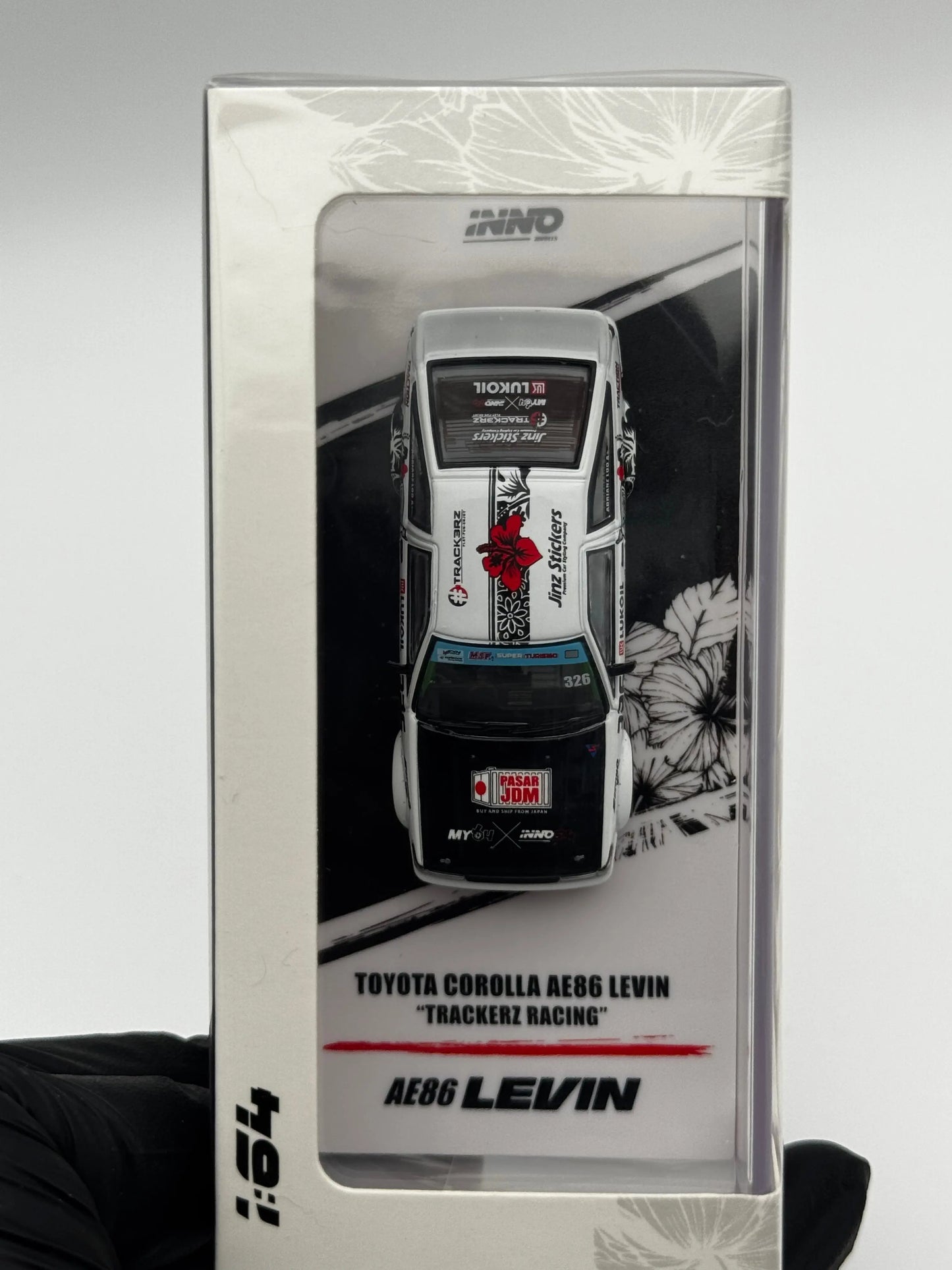 Toyota Corolla AE86 Levin “Trackerz Racing” – INNO64 1:64 SVRdiecast