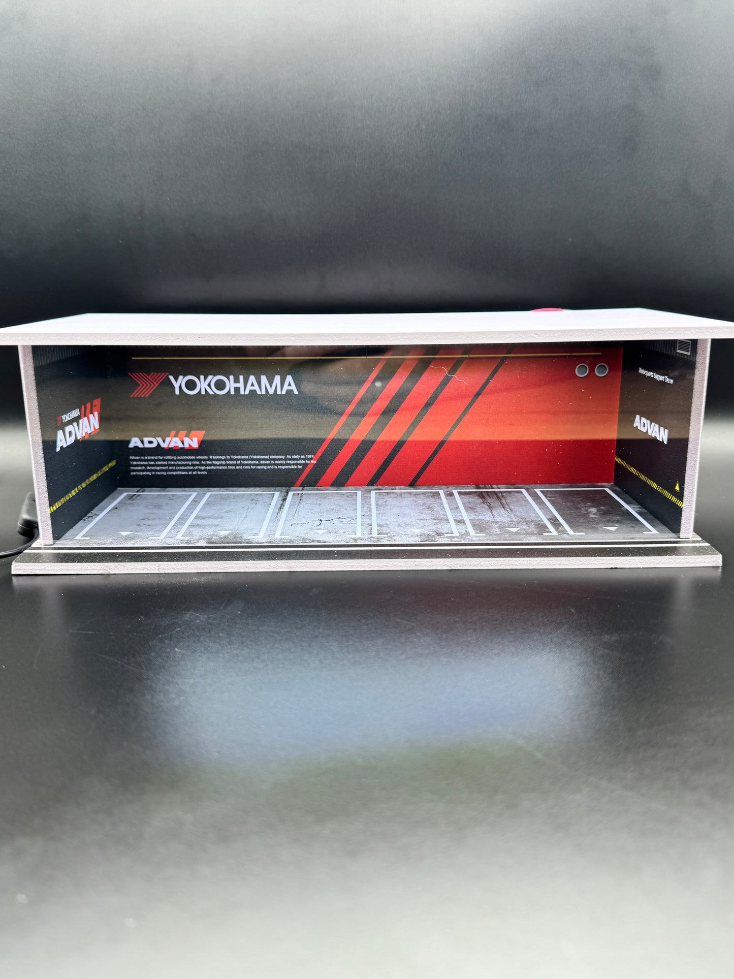 Diorama Garage Yokohama Advan – 1:64