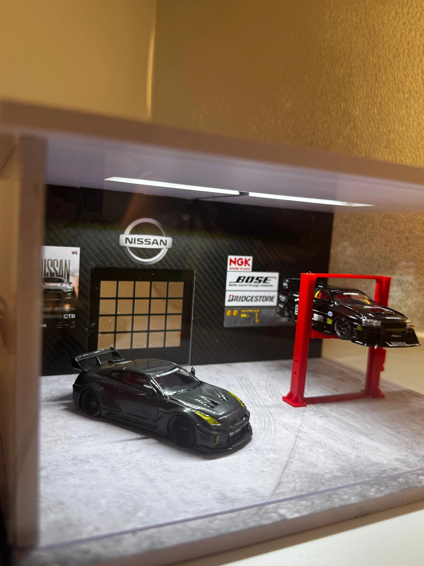Diorama garage Nissan 1/64 eclairé SVRdiecast