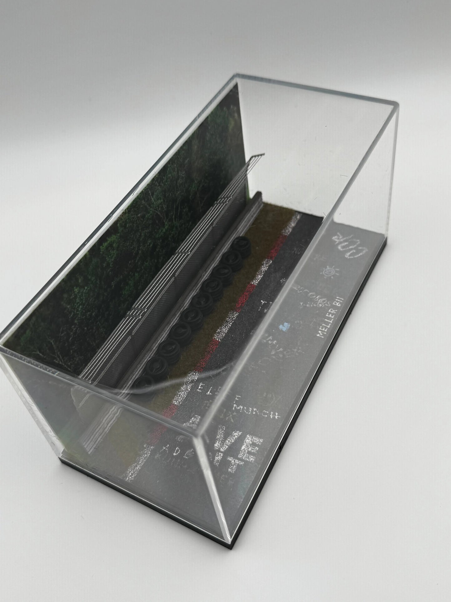 Diorama Circuit 1/64 - Mini Piste de Course pour Voitures Miniatures SVRdiecast