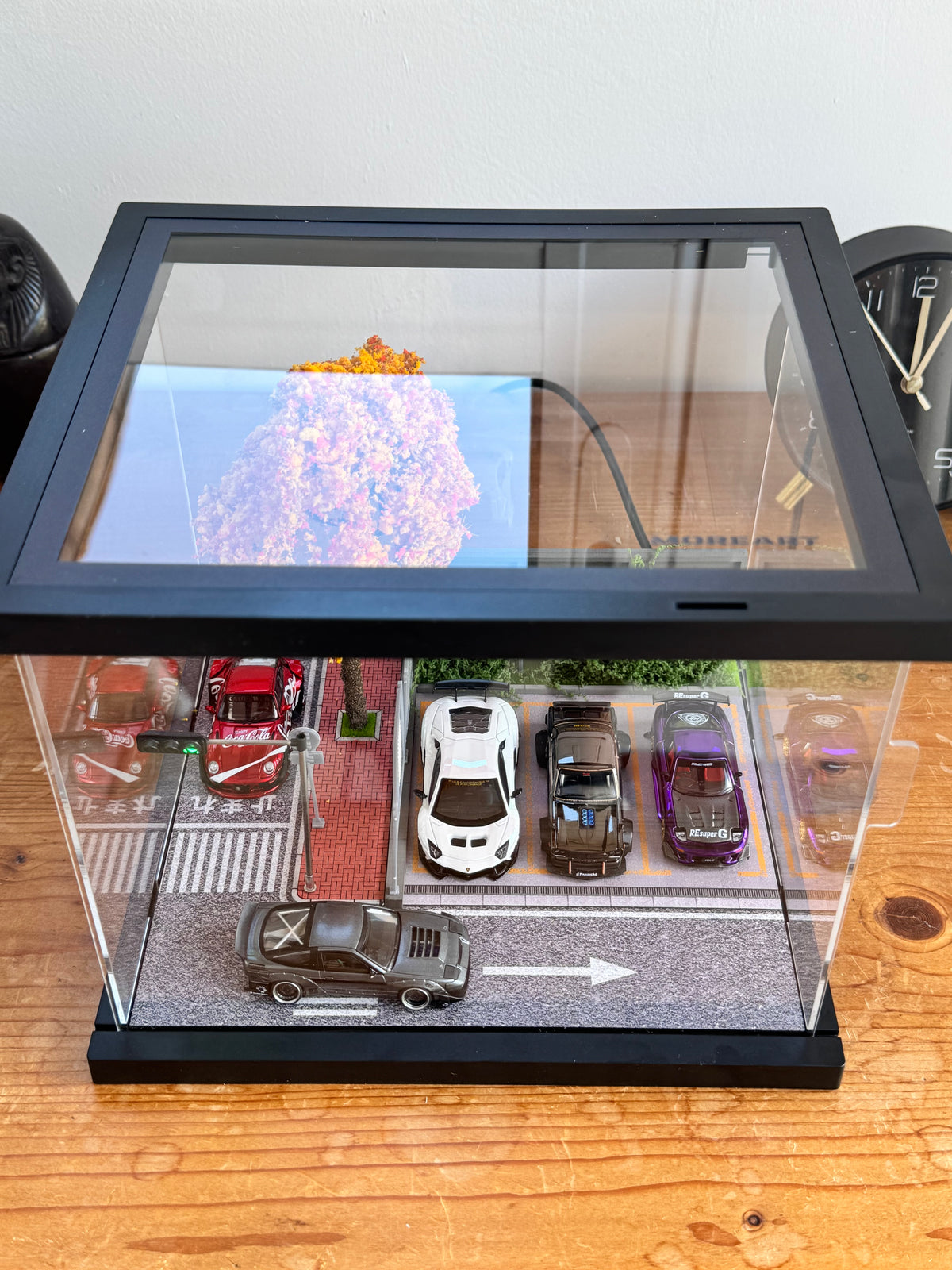 Diorama parking japonais d'automne 1:64 sous vitrine acrylique, feux LED