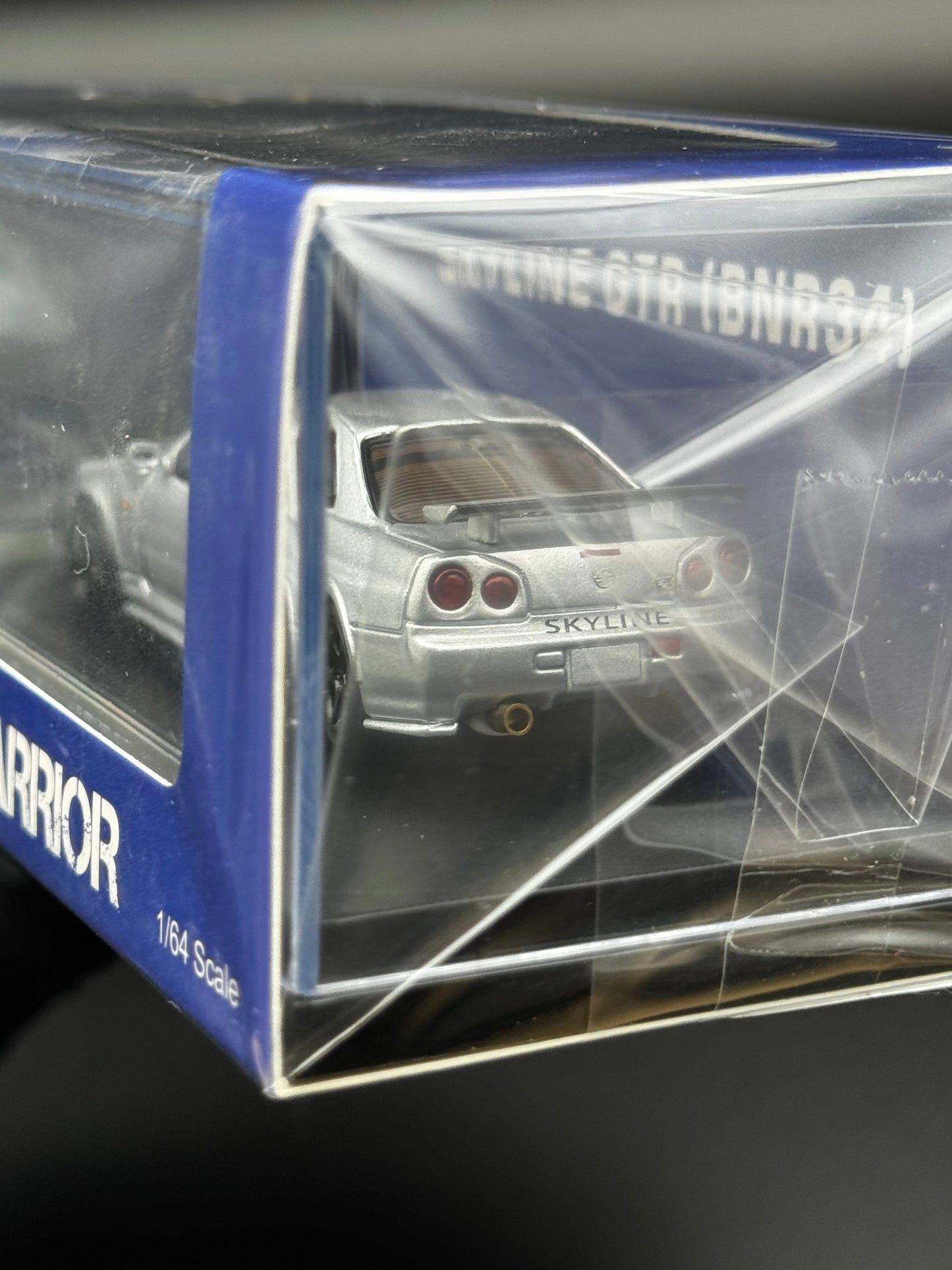 Nissan Skyline GT-R BNR34 Gris – Street Warrior 1/64 SVRdiecast