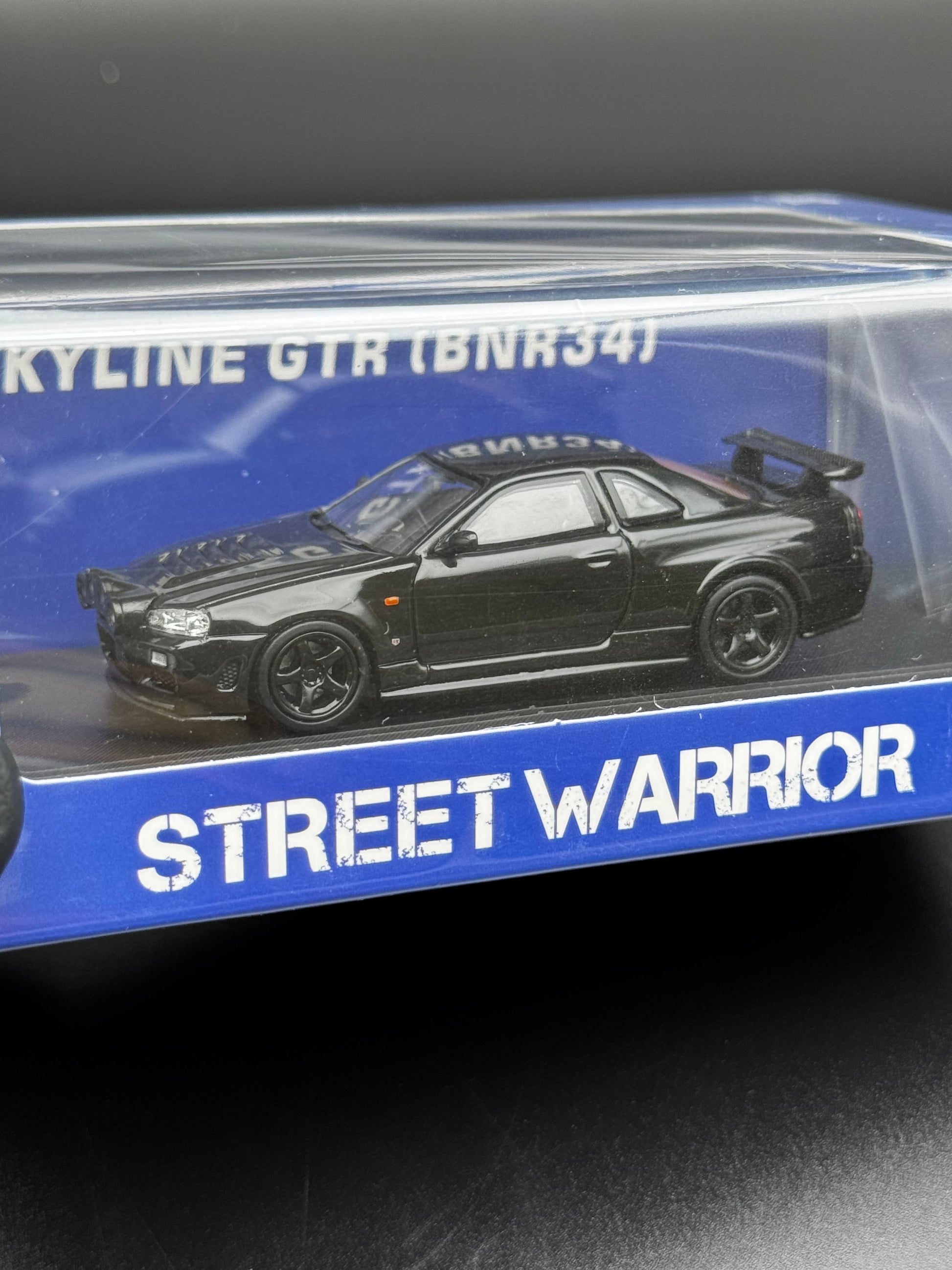 Nissan Skyline GT-R BNR34 Noir – Street Warrior 1/64 SVRdiecast