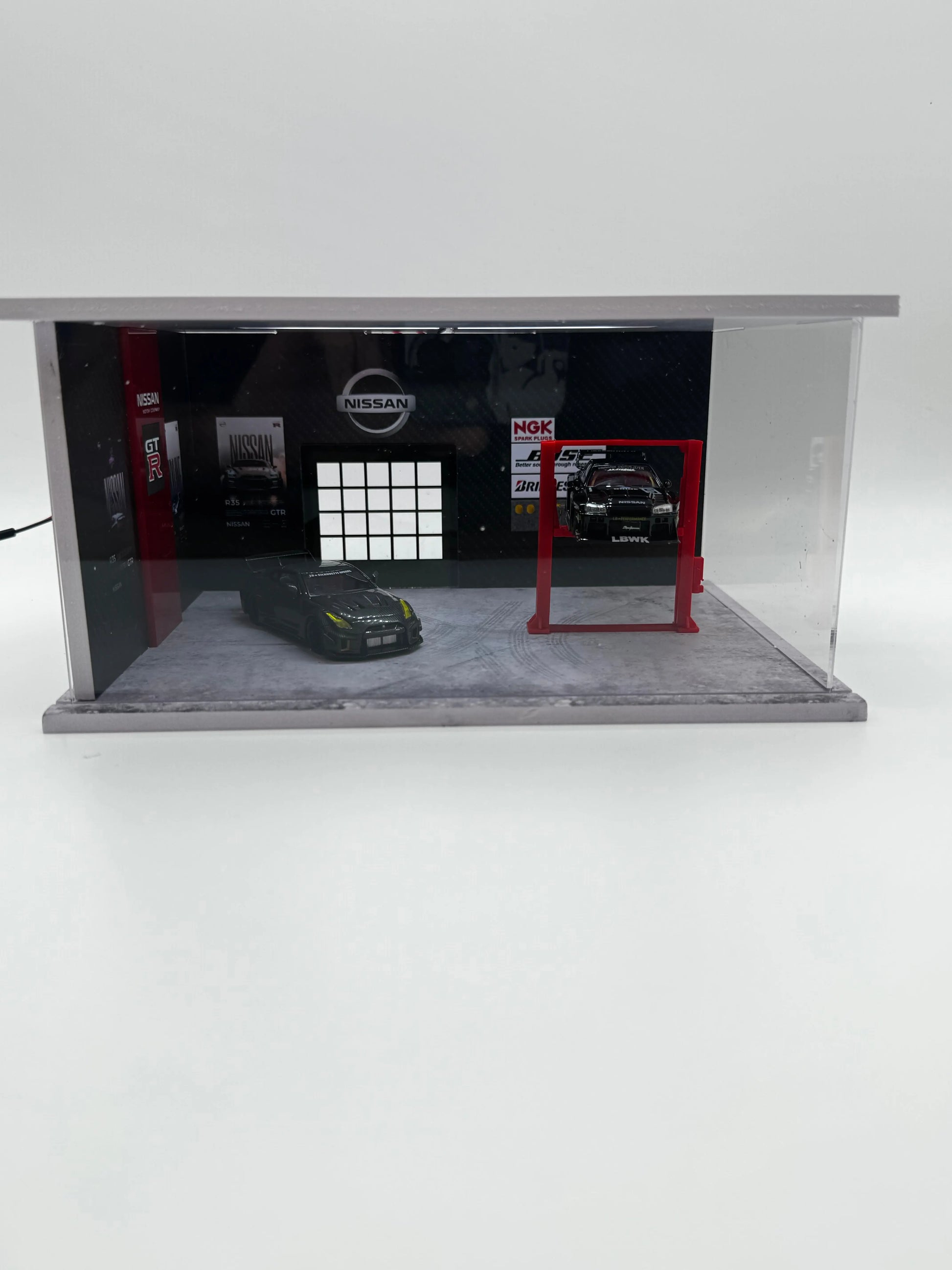 Diorama garage Nissan 1/64 eclairé SVRdiecast