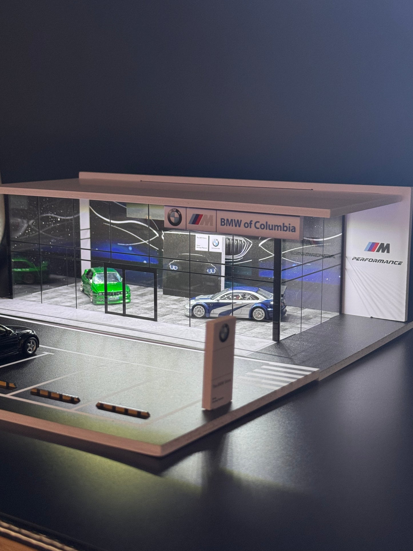 Diorama Concession BMW of Columbia – Showroom | 1:64