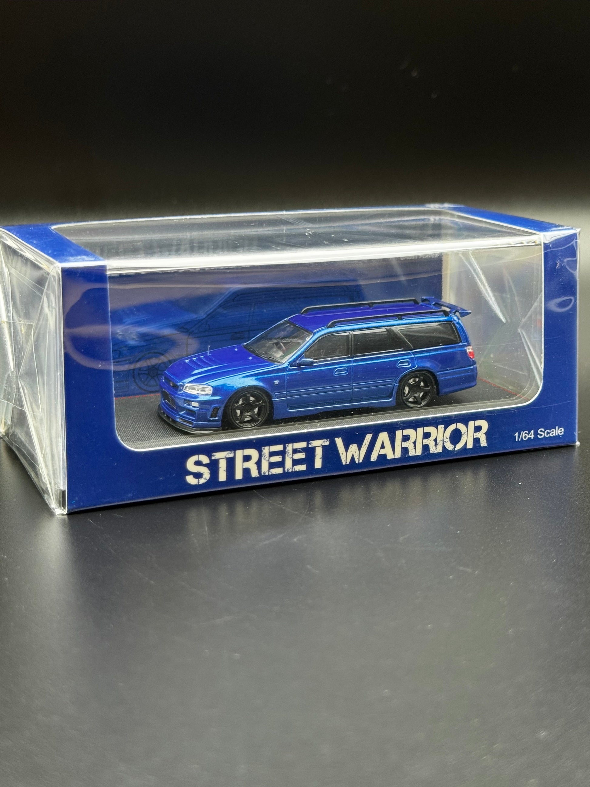 Nissan Stagea R34 Bleu Métallisé – Street Warrior 1/64 SVRdiecast
