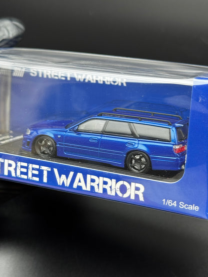 Nissan Stagea R34 Bleu Métallisé – Street Warrior 1/64 SVRdiecast