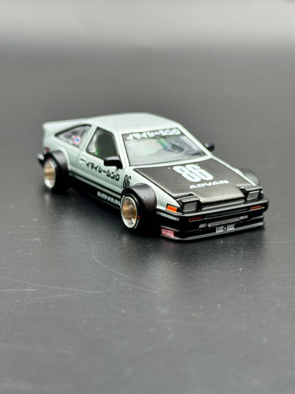 Kaido House x Mini GT Toyota Sprinter Trueno AE86 Imai Racing Advan Argent #86 1:64