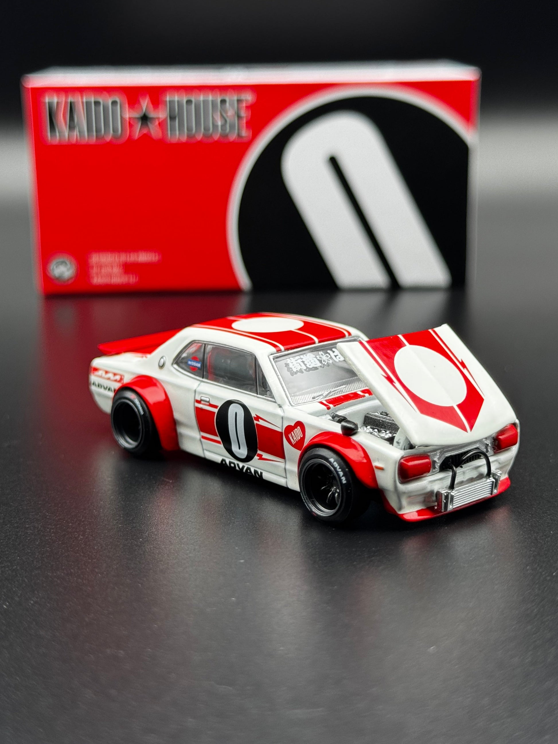 Nissan Skyline 2000 GT-R KPGC10 – Mini GT/ Kaido House × ADVAN V1 | 1:64 SVRdiecast