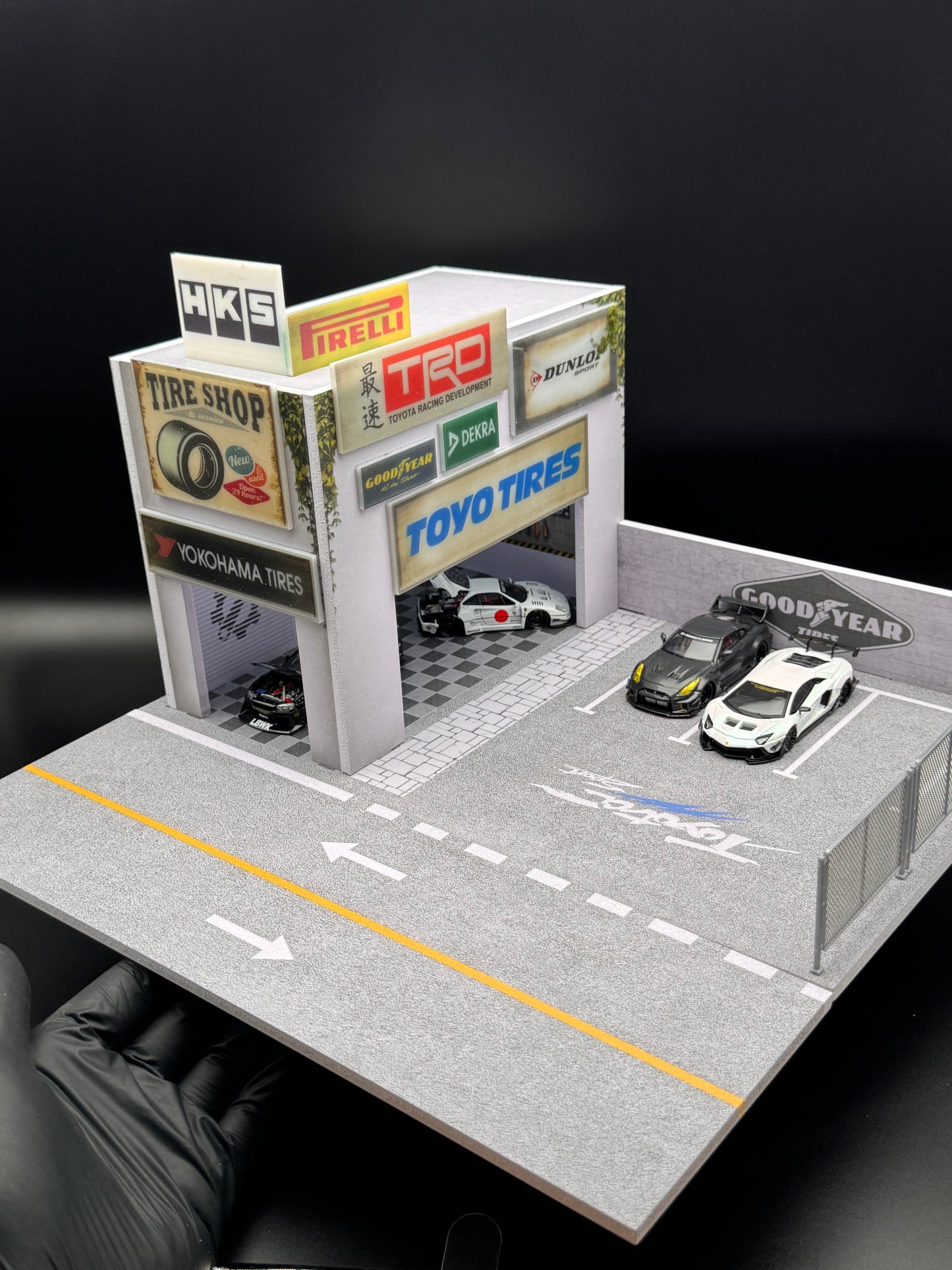 Diorama Tire Shop JDM – Station Service Multi-Marques | 1:64