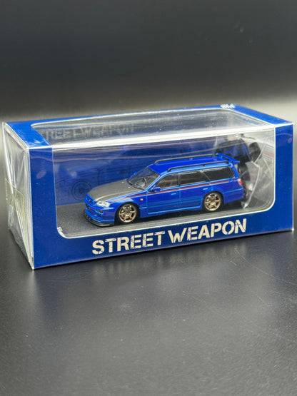 Nissan Stagea GT-R R34 Bleu / Capot Carbone / Bande Rouge – Street Weapon 1/64 | 195/499 SVRdiecast