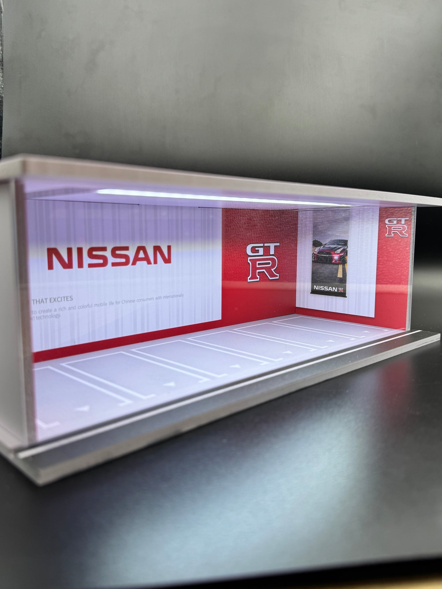 Diorama Nissan GT-R Showroom – Display | 1:64