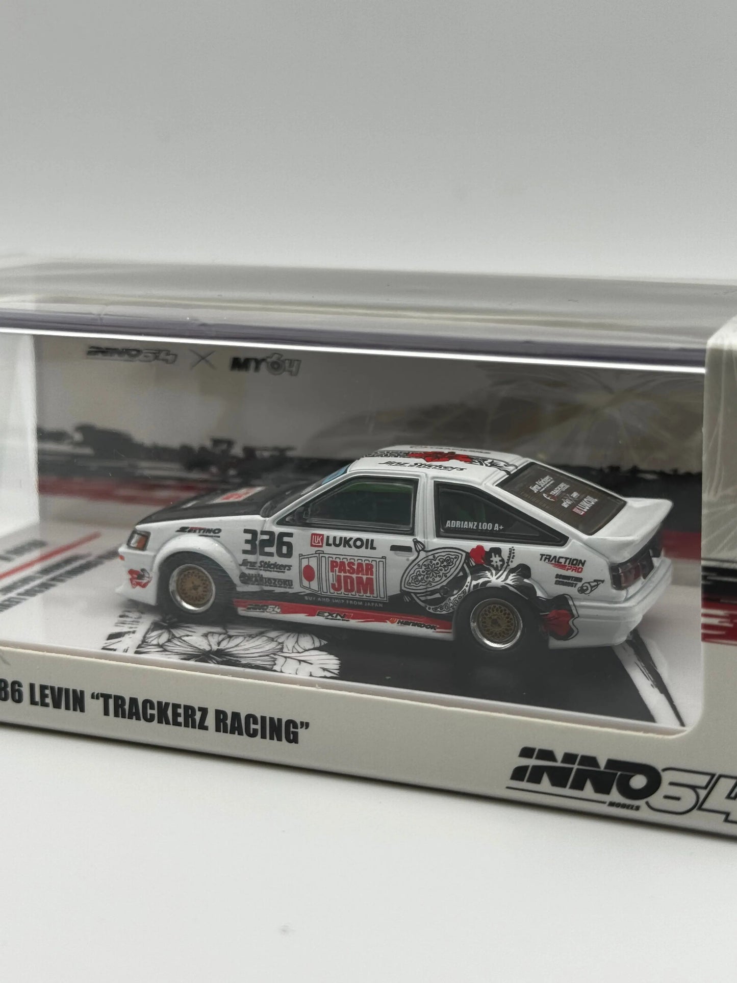 Toyota Corolla AE86 Levin “Trackerz Racing” – INNO64 1:64 SVRdiecast