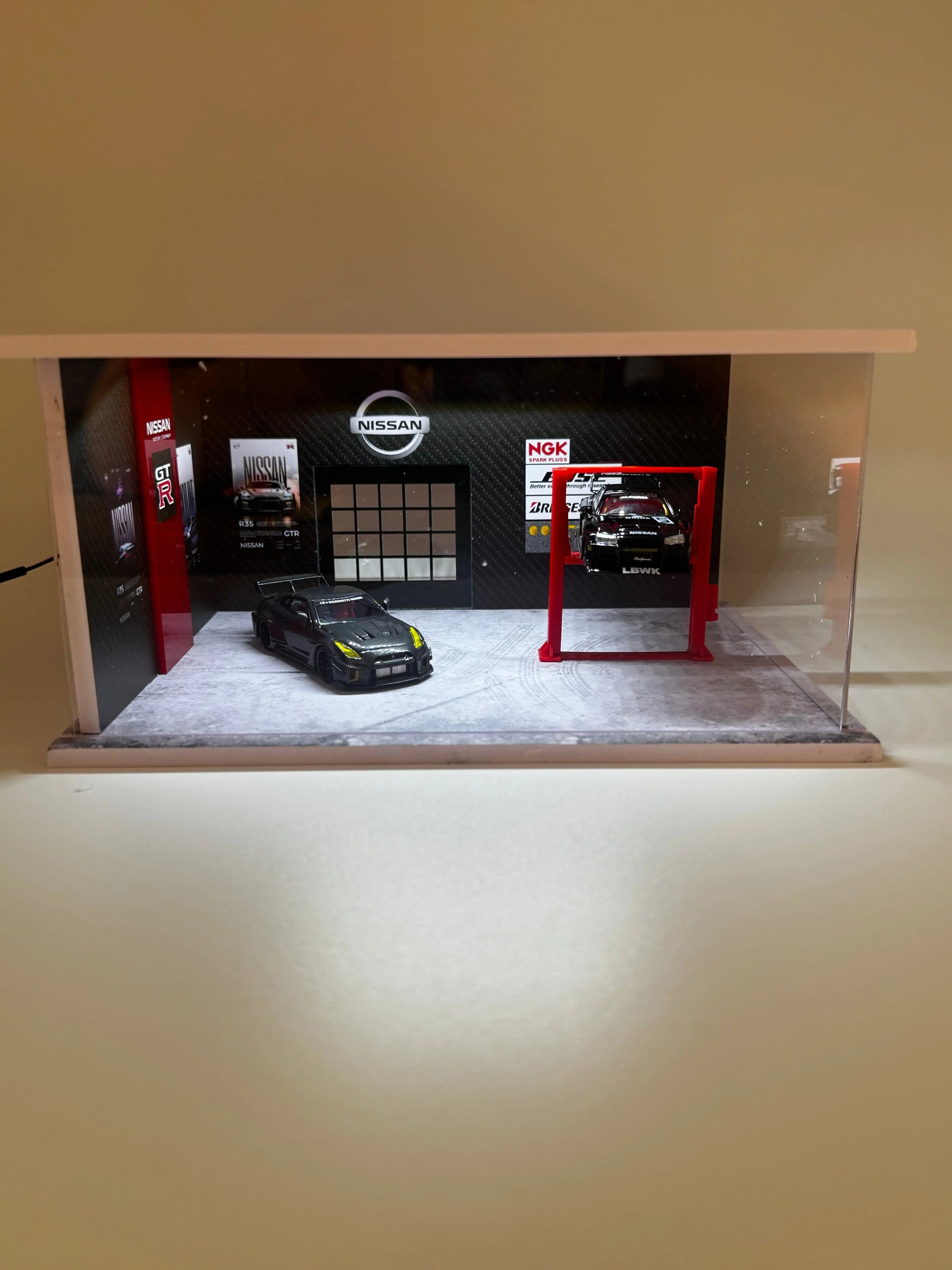 Diorama garage Nissan 1/64 eclairé SVRdiecast