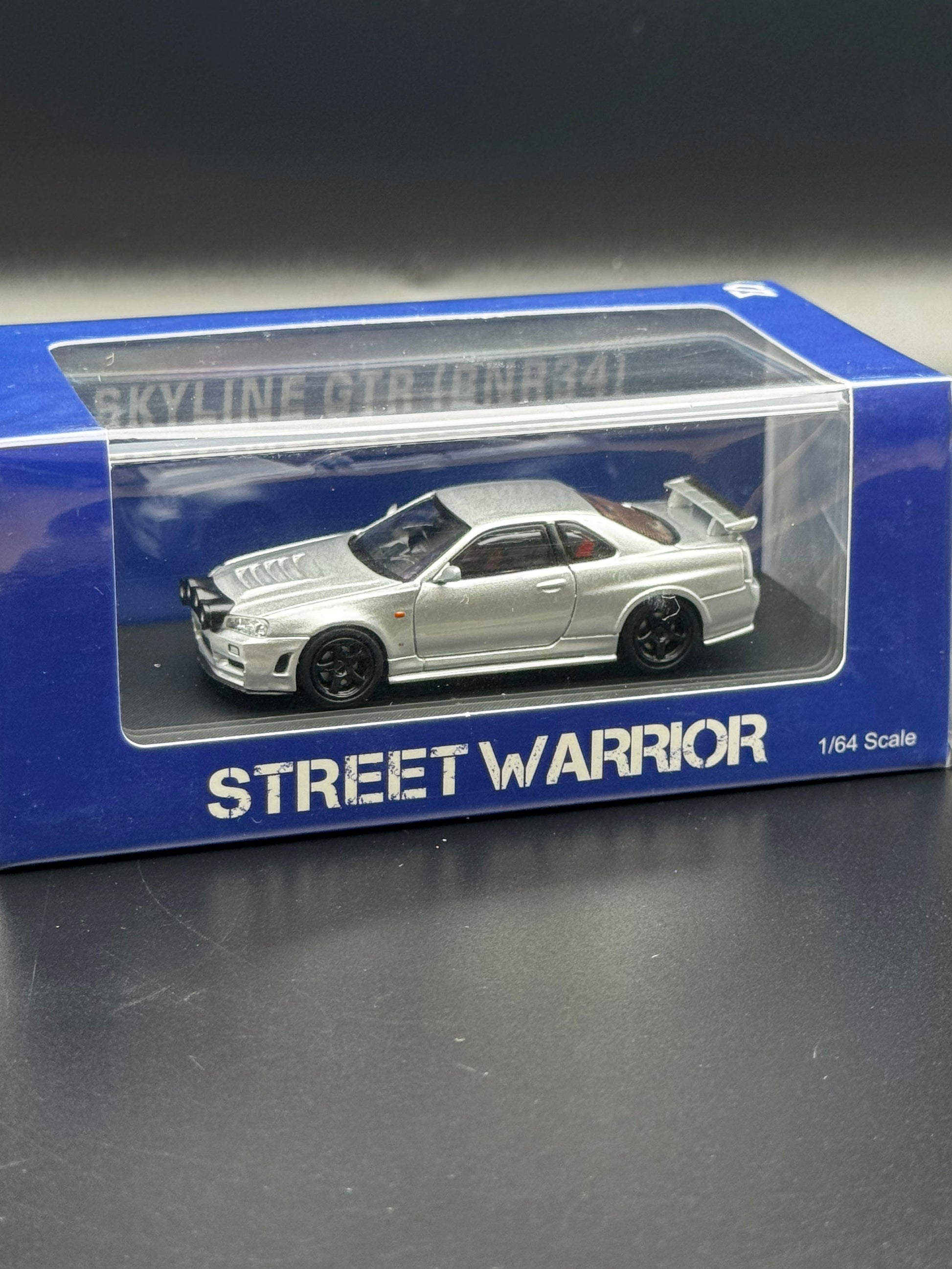 Nissan Skyline GT-R BNR34 Gris – Street Warrior 1/64 SVRdiecast