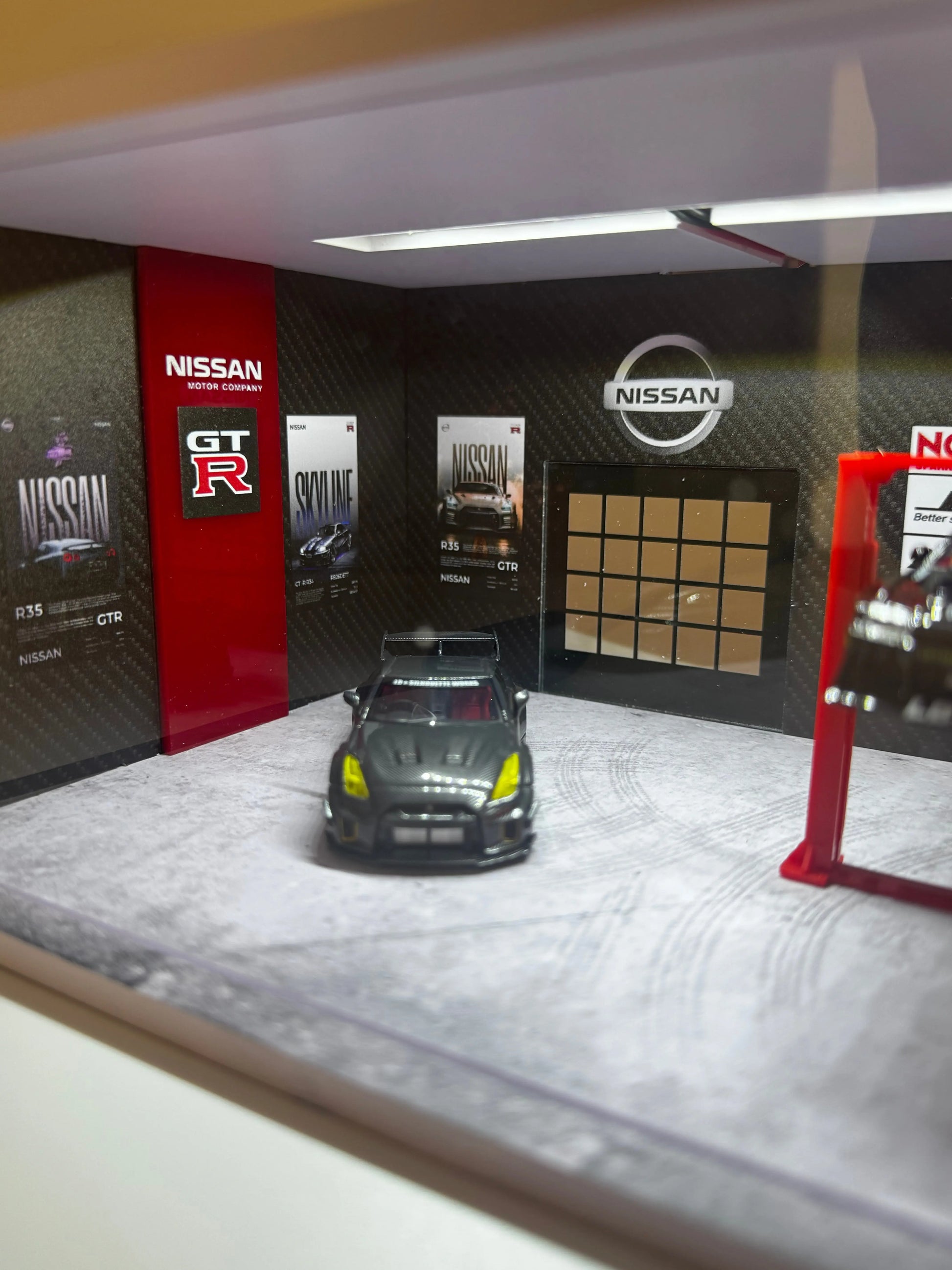 Diorama garage Nissan 1/64 eclairé SVRdiecast