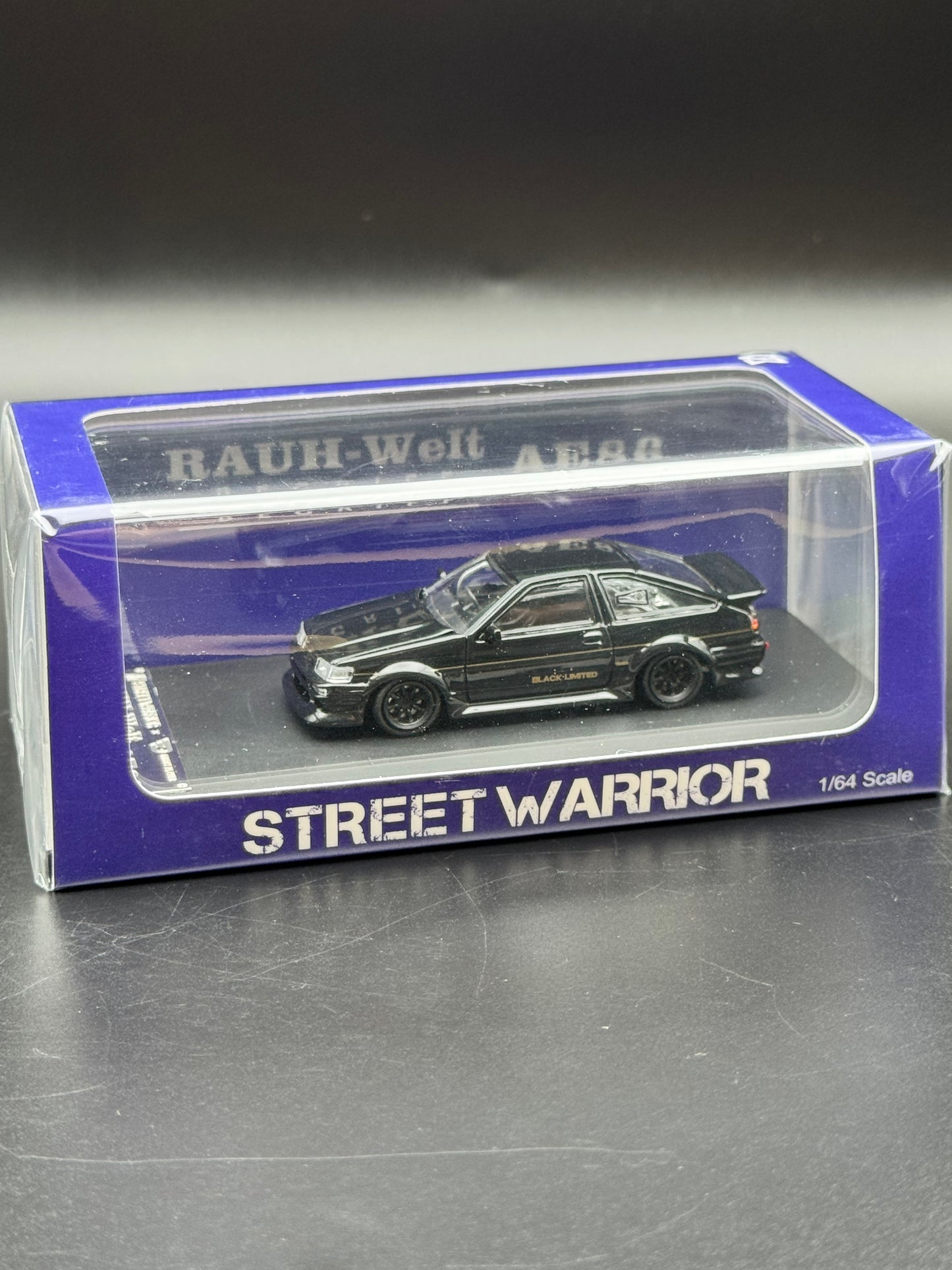 Toyota AE86 RAUH-Welt Begriff – Street Warrior x Ghost Player | 1:64 Low number