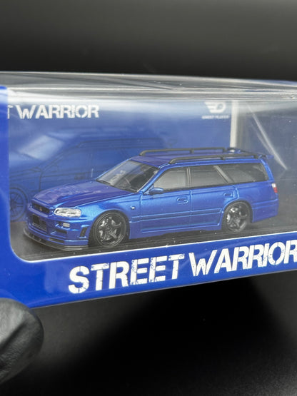Nissan Stagea R34 Bleu Métallisé – Street Warrior 1/64 SVRdiecast