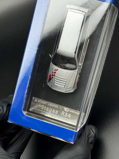 Nissan Stagea R34 Argent / Bande Rouge – Street Weapon 1/64 | 107/499 SVRdiecast