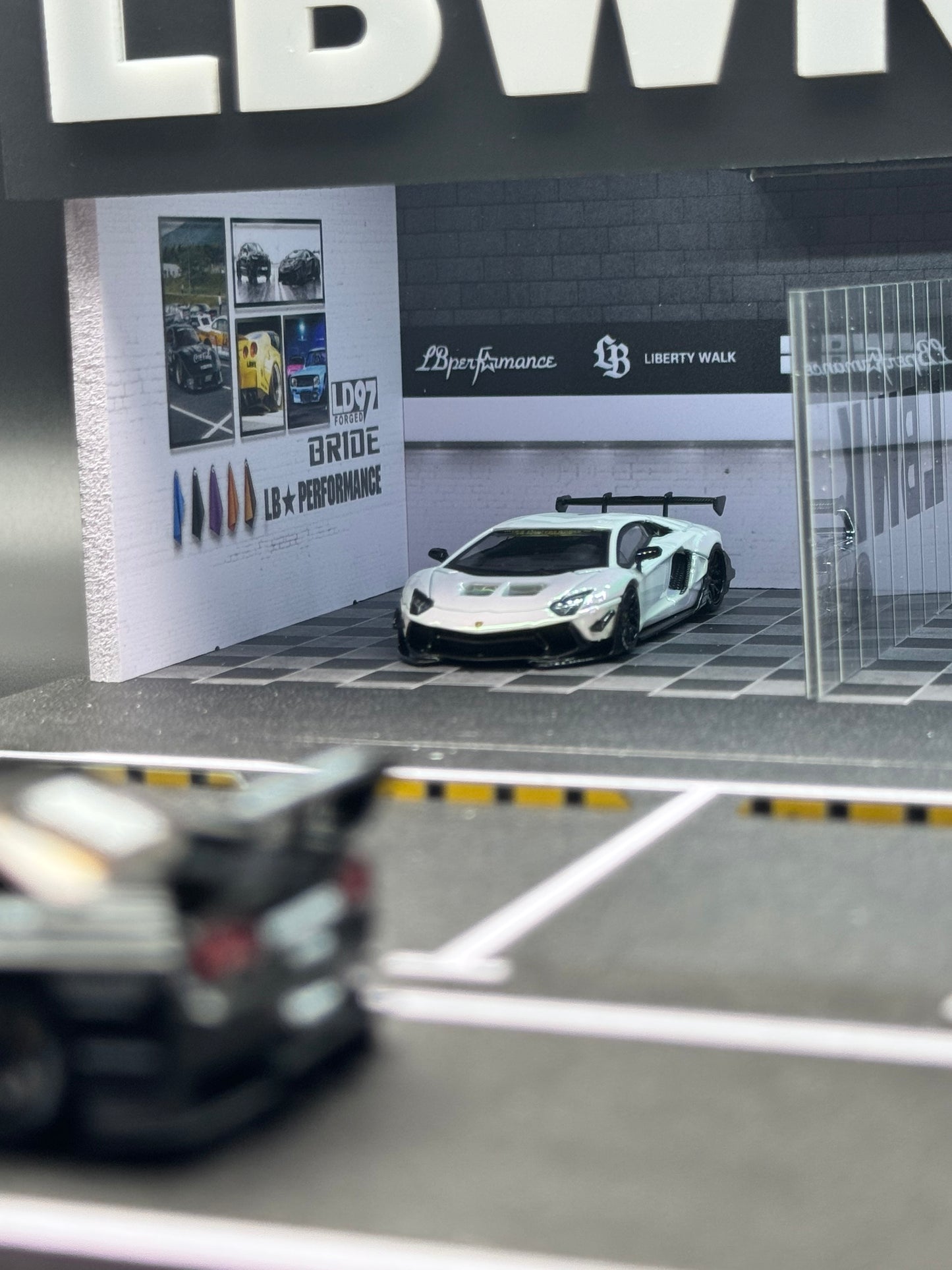 Diorama Garage LBWK 1:64 – Liberty Walk Performance